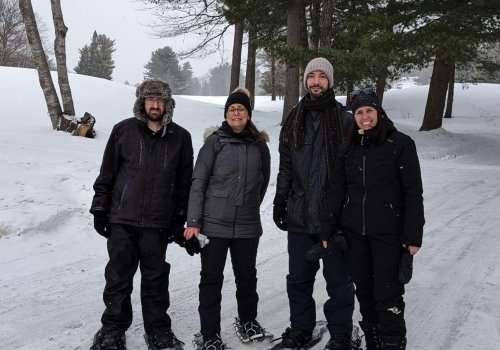 Anthony, Lucie, David et Geneviève en randonnée de raquettes.