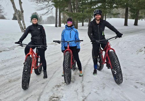 Jacqueline, Mireille et Gabriel qui s'apprêtent à faire du FatBike (et à tomber souvent dans la neige).